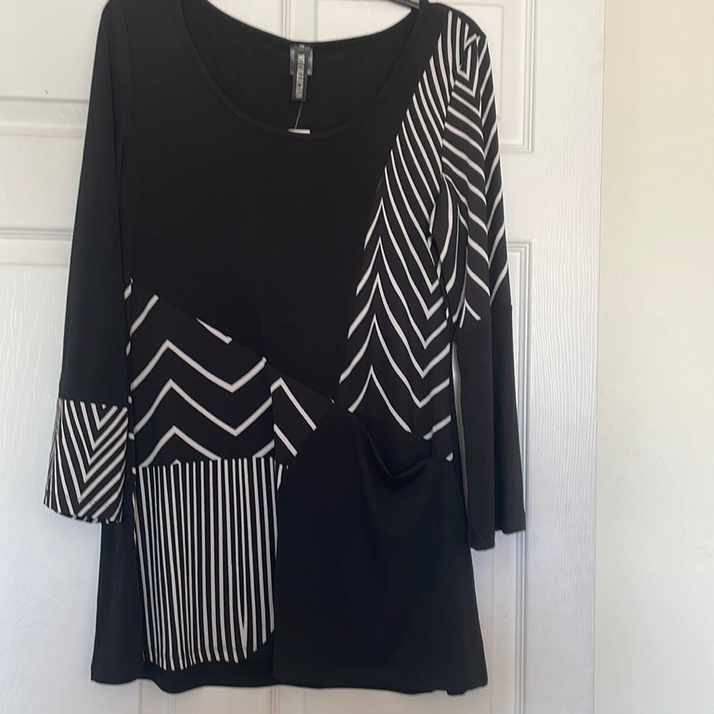 95% polyester 5% spandex black and white long sleeves w/pocket.